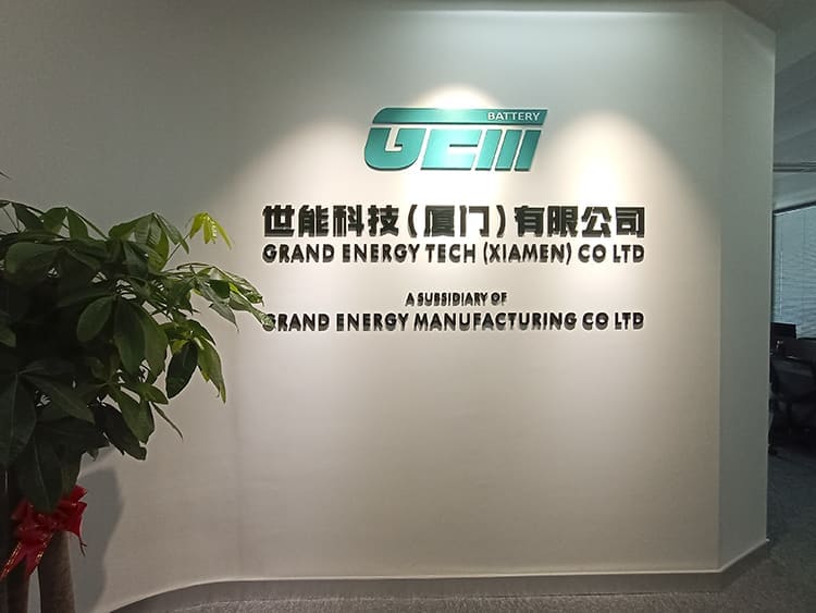 辦公室后臺墻給辦公室的裝修增添了許多色彩，同時也讓辦公室顯得加倍溫馨。